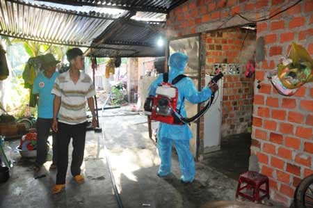 Medical workers spray chemicals to kill moquitoes in residential blocks in Kon Tum Highland province (Photo: SGGP)